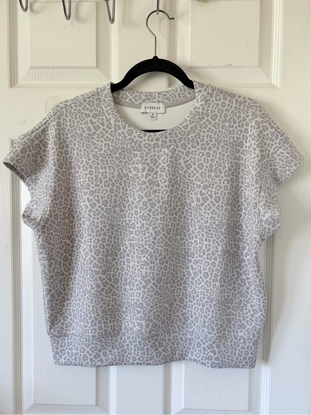 Evereve Short Sleeve Leopard Print Sweatshirt in Light Gray Sz  M